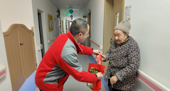 浓浓年味，深深关怀 ——弘润公司领导新春走访慰问长者