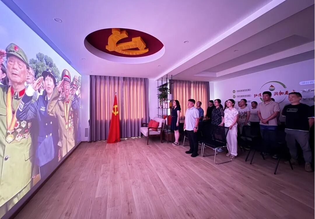 共觀閱兵盛典 凝聚奮進(jìn)力量