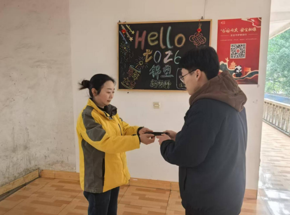 手机归还暖寒冬，一杯奶茶续温情          弘润公管公司员工闵代秀拾金不昧获暖心回馈